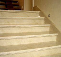 Лестница из мрамора Crema Marfil
